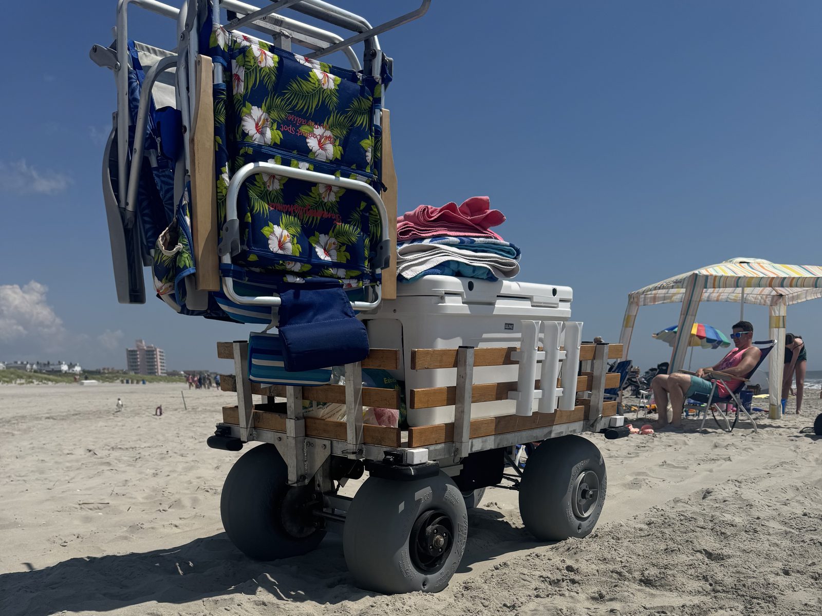 Low-angle view of the 16.5-inch balloon tires carrying a full load of chairs and towels